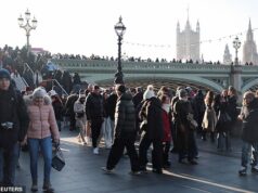 A contagem regressiva da NYE começa: a Grã-Bretanha se prepara para receber 2026 em grande estilo, enquanto dezenas de milhares de pessoas se aglomeram em Londres para assistir ao Massive Ben soar no Ano Novo com espetacular queima de fogos de artifício no Tâmisa