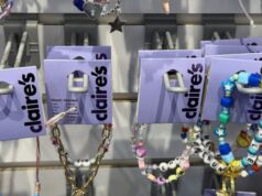 O novo proprietário de Claire, Ames Watson, briga com fornecedores asiáticos por causa de milhões de dívidas não pagas