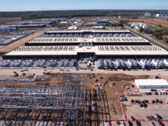 Os acordos de knowledge middle atingiram o recorde de US$ 61 bilhões em 2025, à medida que os riscos de avaliação de IA e as preocupações de financiamento prendem os investidores