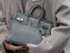 Os preços das bolsas Birkin estão caindo em leilão, apesar das vendas de alto nível