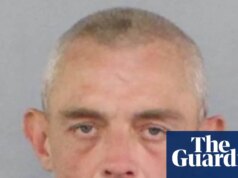 A polícia de Victoria nomeia o homem que deseja entrevistar em relação ao incêndio do carro ‘Completely happy Chanukah’ em St Kilda