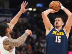 O triplo-duplo de Nikola Jokic levanta Nuggets sobre Rockets no thriller OT