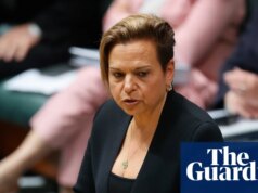 Michelle Rowland pagará parte da viagem da família para WA depois que o órgão de fiscalização descobriu que os gastos violaram as regras