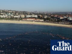 Bondi paddle-out: surfistas, paddle boarders e nadadores prestam homenagem às vítimas de tiroteios em massa