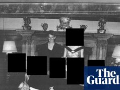 Os arquivos de Epstein parecem mostrar o ex-príncipe Andrew deitado no colo assistido por Ghislaine Maxwell