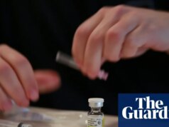 Proibições de bloqueadores de puberdade em Queensland e Nova Zelândia arriscam danos extremos aos jovens trans, alerta especialista do Reino Unido