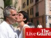 Arquivos mais recentes de Jeffrey Epstein: administração Trump criticada por divulgação parcial e fortemente redigida