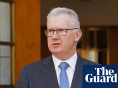 Visto australiano de britânico cancelado após ser acusado de exibir símbolos nazistas