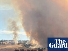 Incêndio florestal em WA foi rebaixado enquanto Queensland e NT se preparam para chuvas de monções e inundações