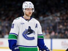 Elias Pettersson, atacante do Canucks, retornará contra Sharks