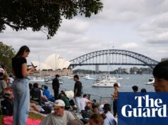 Os principais pontos de observação dos fogos de artifício em Sydney atingem sua capacidade máxima enquanto a cidade pede para celebrar a primeira véspera de Ano Novo desde o ataque de Bondi