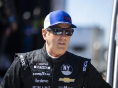 Avião de propriedade do ex-piloto da NASCAR Greg Biffle cai; mortes relatadas