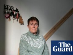 Pacientes com doenças dos neurônios motores na Inglaterra morrem esperando por adaptações em casa, dizem os ativistas