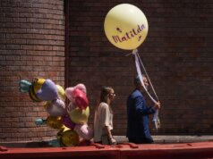 Vítima mais jovem de tiroteio em Bondi Seashore é enterrada