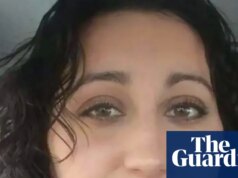 Mulher americana acusada de matar seus dois filhos extraditada do Reino Unido para os EUA