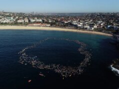 Centenas de nadadores e surfistas homenageiam vítimas de Bondi Seashore