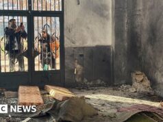 Explosão em mesquita síria durante as orações de sexta-feira deixa pelo menos oito mortos