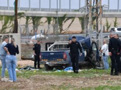 Polícia de Israel diz que 2 mortos em atropelamento e esfaqueamento por palestinos