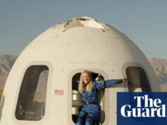 Primeiro astronauta em cadeira de rodas pousa após viajar até a borda do espaço