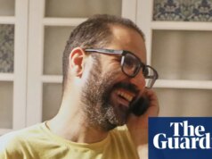 O ativista britânico-egípcio Alaa Abd el-Fattah chega ao Reino Unido após suspensão da proibição de viagens