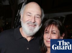 Rob e Michele Reiner morreram minutos após o ataque, diz a certidão de óbito, enquanto crianças anunciam o memorial