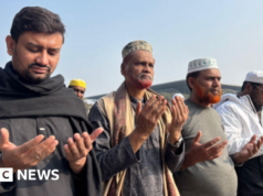 Centenas de milhares de pessoas choram o ex-primeiro-ministro de Bangladesh em funeral de estado