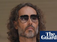 Russell Model acusado de outros crimes sexuais, incluindo estupro