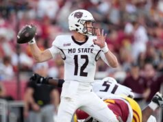 O técnico interino Nick Petrino, do Missouri St., vai jogar boliche contra o Arkansas St.