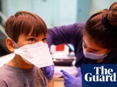 Funcionários do CDC pedem vacinação contra gripe nos EUA após recorde de mortes infantis no ano passado