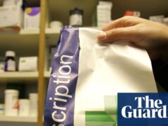 Jovens que abandonam os cuidados na Inglaterra para obter receitas gratuitas, serviços odontológicos e oftalmológicos