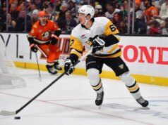 Pinguins ativam F Rickard Rakell (mão) do IR