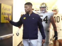 O técnico do Notre Dame, Marcus Freeman, deve retornar em 2026