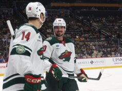 Selvagem aproveitando ao máximo a longa viagem até agora, enfrente tubarões