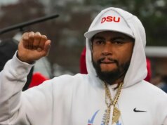 O técnico do Delaware State, DeSean Jackson, assina novo contrato