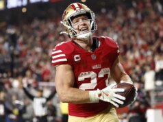 Destaque do 49ers, RB Christian McCaffrey (costas), adicionado ao relatório de lesão
