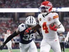 Season of Chiefs WR Rashee Rice (concussão) estacionado no pit row