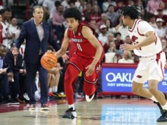 O calouro estrela de Louisville, Mikel Brown Jr. (costas), não jogará no Cal