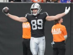 Raiders colocam TE Brock Bowers e S Jeremy Chinn no IR