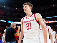 Os seis primeiros inalterados, o 15º lugar Nebraska surge no high 25