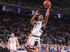 Silas Demary Jr., número 4 da UConn, dando impulso antes do confronto com Xavier