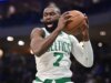 Jaylen Brown, do Celtics, iluminando o placar ao entrar no confronto contra o Warmth