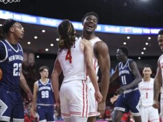 Nº 7 Houston usa ataque de pontuação equilibrada para esmagar Nova Orleans