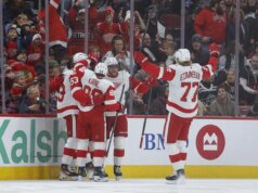 Os 2 gols de Alex DeBrincat apoiam G John Gibson enquanto os Purple Wings derrotam os Blackhawks