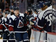 Avs lidam com Preds e permanecem invictos em casa no regulamento