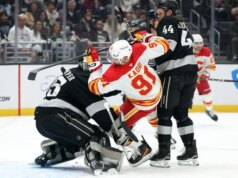 Surging Flames prejudica Kings no gol de Morgan Frost no OT