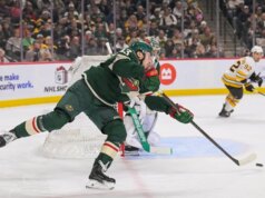 Quinn Hughes marca na estreia e ajuda Wild a derrotar Bruins