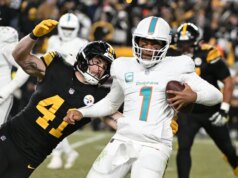 Tua Tagovailoa, banco dos Dolphins, será titular do novato QB Quinn Ewers