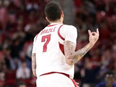 Noite de carreira de Trevon Brazile enquanto o número 14 do Arkansas derrota o Queens