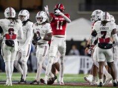 Jacksonville State recupera de desvantagem para vencer Troy no Salute to Veterans Bowl