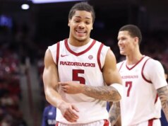 O número 14 do Arkansas encontra o número 8 de Houston enquanto o calouro mostra talentos de elite